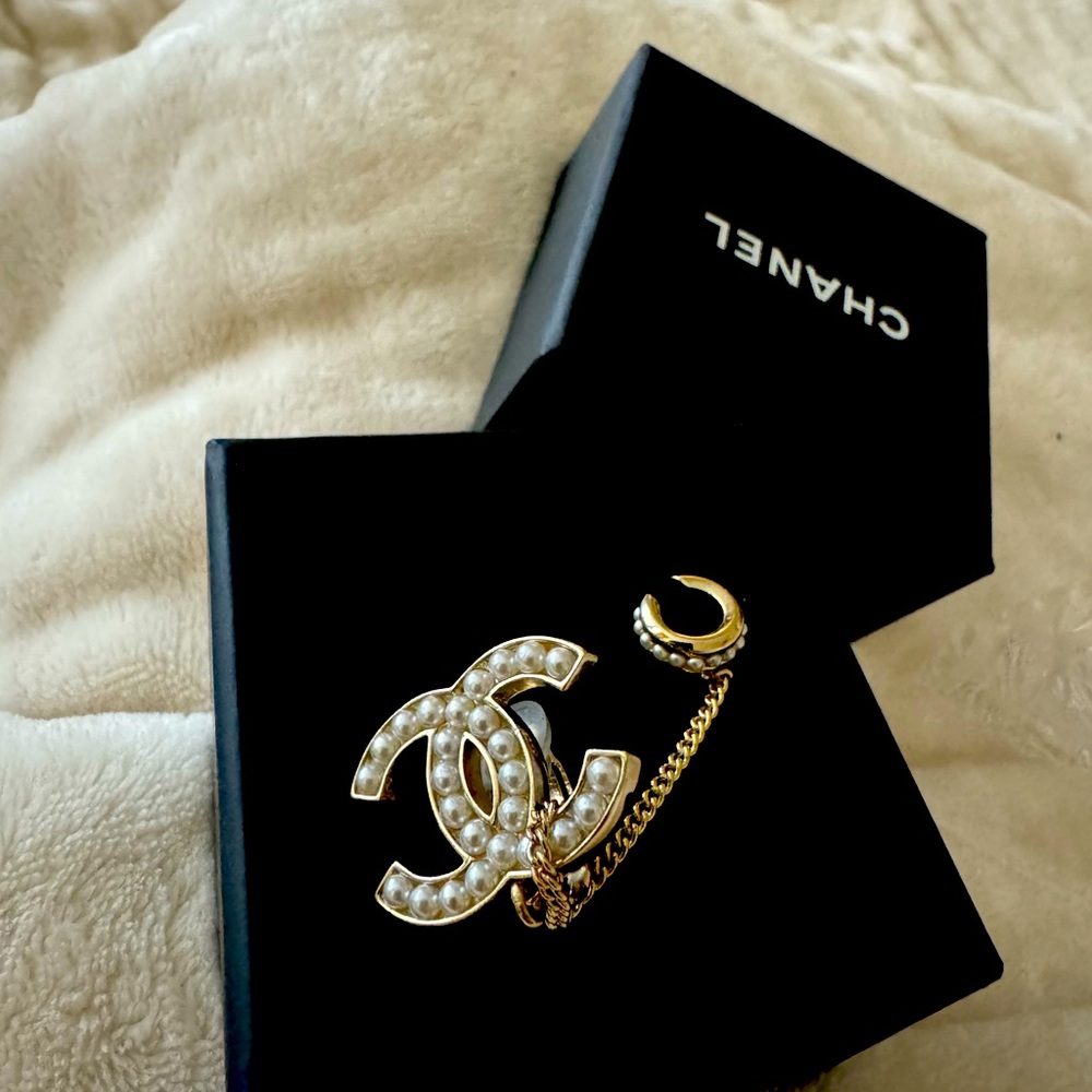 Chanel CC Cuff Single Stud Earring W/ Crystal Ear Clip In Gold Tone Beautiful🥰